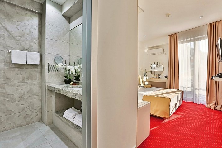 Hotel La Mer - Wohnbeispiel Double Room Sea View (Zimmercodierung DBM)