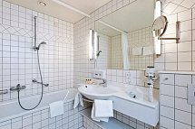Hotel Regina - Wohnbeispiel Bad (Zimmercodierungen DG1 & EG1)