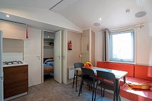 Camping Cisano & San Vito (by Happy Camp) - Wohnbeispiel Mobilheim Happy Premium Suite (Zimmercodierungen CM3, CB1 & CM1)