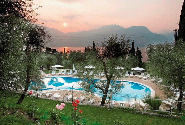 Hotel Rely - Außenpool mit Blick zum See