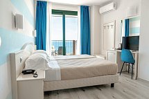 AHG Riva del Sole - Wohnbeispiel Doppelzimmer Superior Seeblick (Zimmercodierung DSI)
