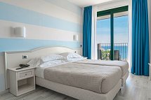 AHG Riva del Sole - Wohnbeispiel Doppelzimmer Superior Seeblick (Zimmercodierung DSI)