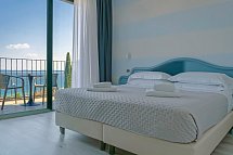 AHG Riva del Sole - Wohnbeispiel Doppelzimmer Superior Seeblick (Zimmercodierungen DB1, DB2 & DSI)