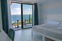 AHG Riva del Sole - Wohnbeispiel Doppelzimmer Panoramic Seeblick (Zimmercodierungen DB1, DB2 & DSI)