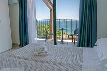 AHG Riva del Sole - Wohnbeispiel Doppelzimmer Panoramic Seeblick (Zimmercodierungen DB1, DB2 & DSI)