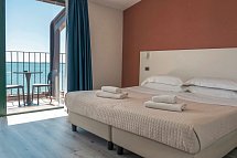 AHG Riva del Sole - Wohnbeispiel Doppelzimmer Panoramic Seeblick (Zimmercodierungen DB1, DB2 & DSI)