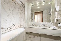Poiano Garda Resort - Poiano Hotel - Wohnbeispiel Juniorsuite (Zimmercodierung JB1)