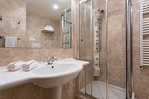 Poiano Garda Resort - Poiano Hotel - Wohnbeispiel Doppelzimmer Seeblick (Zimmercodierung DBI)