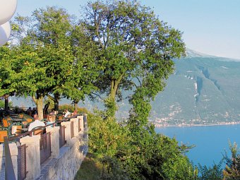 Residence La Rotonda - Terrasse mit Blick auf den Gardasee