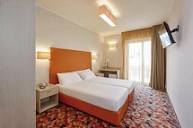 Hotel Royal Village - Wohnbeispiel Doppelzimmer Superior Villa Lucia seitl. Seeblick (Zimmercodierung DS1)