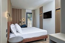 Hotel Royal Village - Wohnbeispiel Doppelzimmer Superior Villa Calmetta mit Seeblick (Zimmercodierung DS3)