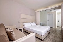 Hotel Royal Village - Wohnbeispiel Doppelzimmer Superior Villa Blumen Seeblick (Zimmercodierung DS2)