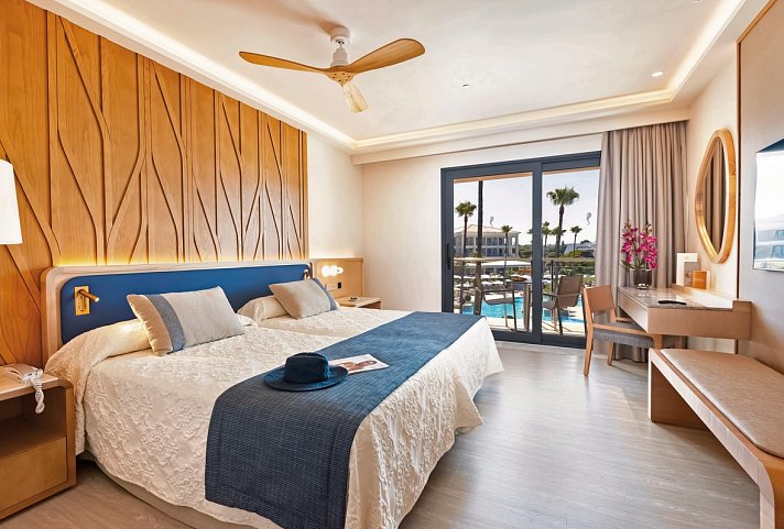 Hipotels Barrosa Palace Wellness & Spa - Wohnbeispiel Doppelzimmer seitl. Meerblick (Zimmercodierungen DBN & DPN)