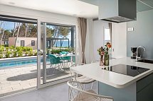 Aminess Style Camping Avalona Glamping Villas & Holiday Homes - Wohnbeispiel Luxury Holiday Home with Pool (Zimmercodierung HB3)