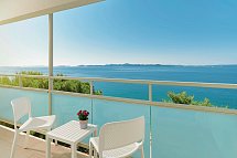 Pinija - Beispiel Balkon Familienzimmer Premium Meerblick (Zimmercodierung FMM)