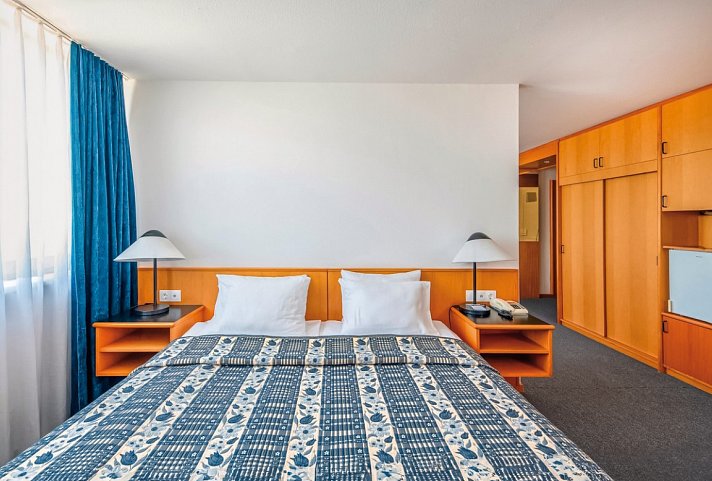 Club Tihany Hotel - Wohnbeispiel Doppelzimmer Standard Plus Parkseite (Zimmercodierungen DB1, DB2 & DC1)
