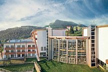 Brenta Dolomites - Hotel Brenta Dolomites, Außenansicht mit Bergpanorama