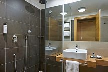 Blu Hotel Acquaseria - Badbeispiel Juniorsuite (Zimmercodierung JB1)