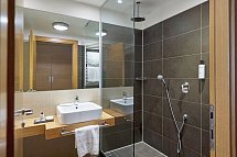 Blu Hotel Acquaseria - Badbeispiel Doppelzimmer Standard (Zimmercodierungen DG1 & DG2)