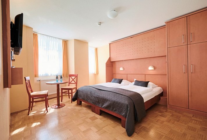 JUFA Hotel Meersburg - Wohnbeispiel Doppelzimmer (Zimmercodierung DB1/DC1)