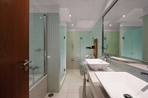 Meliá Madeira Mare - Beispiel Bad Royal Suite (Zimmercodierung WBM)