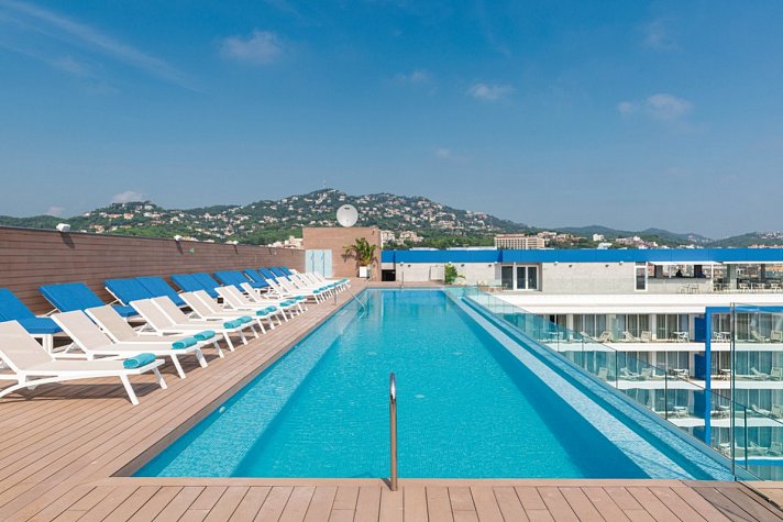 L'Azure Hotel