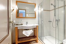 Nordsee-Hotel Arlau-Schleuse - Beispiel Bad Doppelzimmer Komfort (Zimmercodierung DF1)