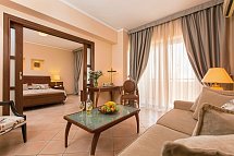 Theartemis Palace - Wohnbeispiel Suite seitlicher Meerblick (Zimmercodierung W1N)