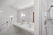 Wellness & Relax Hotel Milderer Hof - Beispiel Bad Doppelzimmer Deluxe (Zimmercodierung DD4)