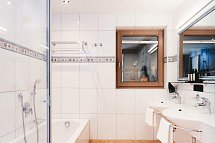 Tirolerhof - Beispiel Bad Appartement 2 Schlafzimmer Familie (Zimmercodierung OI1)