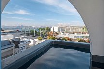Kalestesia Suites - Wohnbeispiel Suite Premium mit Außenjacuzzi und Calderablick (Zimmercodierung DMM)