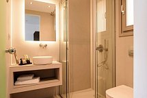 Kalestesia Suites - Badbeispiel Doppelzimmer Meerblick (Zimmercodierung DBM)