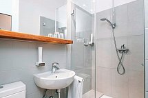 Alpensonne Tegernsee - Beispiel Bad Doppelzimmer (Zimmercodierung DB2)
