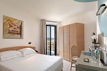 Rina Hotel - Wohnbeispiel Doppelzimmer Standard Meerblick (Zimmercodierung DGM)