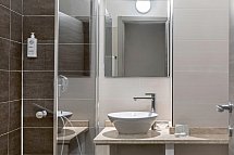 Rina Hotel - Wohnbeispiel Doppelzimmer Standard Meerblick (Zimmercodierungen DGM & DG2)