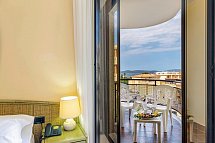 Rina Hotel - Wohnbeispiel Doppelzimmer Standard Meerblick (Zimmercodierung DGM)