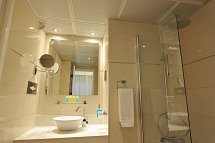St. George Beach Hotel & Spa Resort - Beispiel Bad Suite (Zimmercodierung WTM)