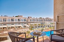 Zafiro Alzinar Mar - Wohnbeispiel Juniorsuite mit Poolblick (Zimmercodierungen J1P & J2P)
