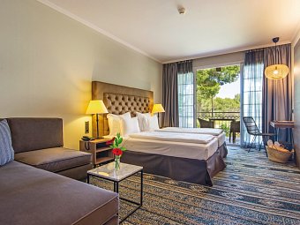 Lindner Hotel Mallorca Portals Nous, part of JdV by Hyatt - Wohnbeispiel Doppelzimmer 1 Kingsize Bett oder 2 Twinbetten Golfseite (Zimmercodierung D1F)