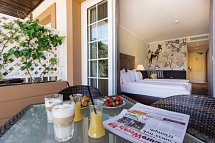 Lindner Hotel Mallorca Portals Nous, part of JdV by Hyatt - Wohnbeispiel Doppelzimmer 1 Kingsize Bett oder 2 Twinbetten Golfseite (Zimmercodierung D1F)