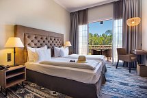 Lindner Hotel Mallorca Portals Nous, part of JdV by Hyatt - Wohnbeispiel Doppelzimmer 1 Kingsize Bett oder 2 Twinbetten Poolblick (Zimmercodierung D1P)