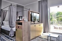 Lindner Hotel Mallorca Portals Nous, part of JdV by Hyatt - Wohnbeispiel Doppelzimmer Deluxe 1 Kingsize Bett Golfseite/Poolblick (Zimmercodierungen D2F & D2P)