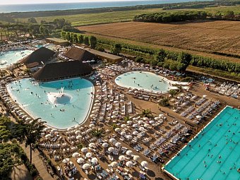 Hu Park Albatros Village (by Happy Camp)