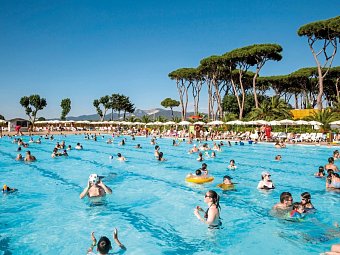 Hu Park Albatros Village (by Happy Camp)