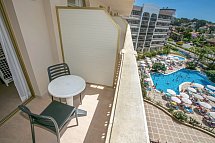 Ponient Dorada Palace by PortAventura World - Balkonbeispiel Doppelzimmer Poolblick (Zimmercodierungen D1P & D2P)