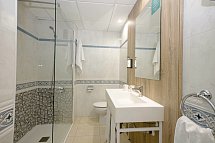 Ponient Dorada Palace by PortAventura World - Badbeispiel Appartement 1 Schlafzimmer (Zimmercodierungen AB1 & AB2)