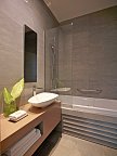 The Ixian Grand & All Suites - Badbeispiel Doppelzimmer (Zimmercodierung DB1)
