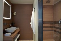 The Ixian Grand & All Suites - Badbeispiel Doppelzimmer Deluxe Gartenblick (Zimmercodierung DDG)