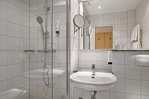 IFA Rügen Hotel & Ferienpark - Hotel - Beispiel Bad Doppelzimmer Balkon (Zimmercodierungen DB1 & DC1)