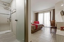 Lagomandra Beach Hotel - Wohnbeispiel Doppelzi. Deluxe seitl. Meerblick (Zimmercodierung DDN)